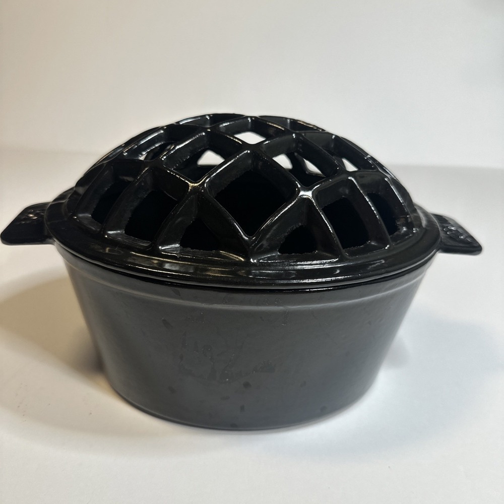 Stove Humidifier Black Cast Iron Pan Steamer Pot Lattice Top Coated Wood Pellet